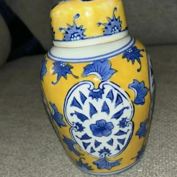 Vtg Chinese Ginger Jar 6" Yellow Blue Lidded Porcelain Jar Floral Panels Signed - Picture 5 of 5